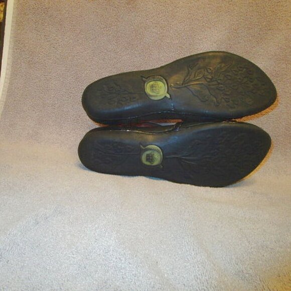 BORN Talica LEATHER Sandals Size 10 ANKLE STRAP Arch ADJUSTABLE Flats TWIST Blac - Picture 11 of 11